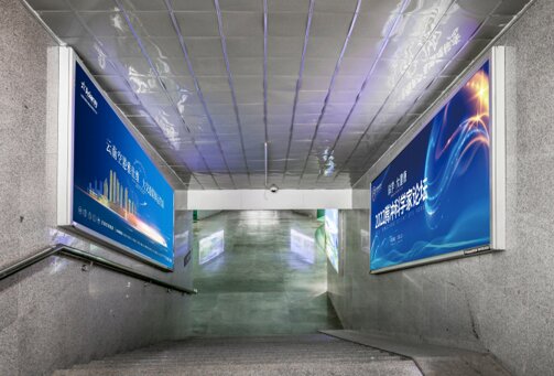 第一戶外傳媒-麗江站-F1層2/3/4/ 5站臺到達通道墻面燈箱 
