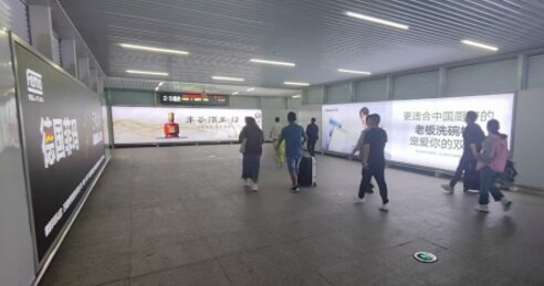 第一戶外傳媒-峨眉山站-進站通道墻面燈箱