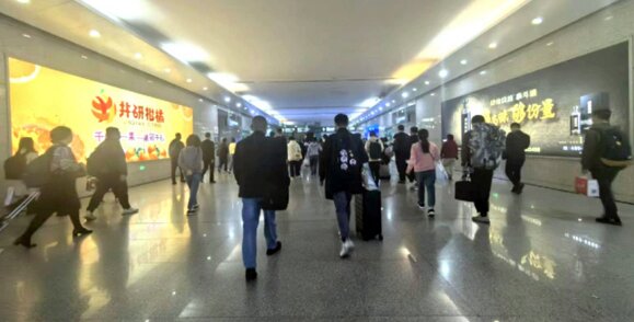 第一戶外傳媒-成都南站-出站通道墻面燈箱 第一戶外傳媒-成都南站-出站通道墻面燈箱