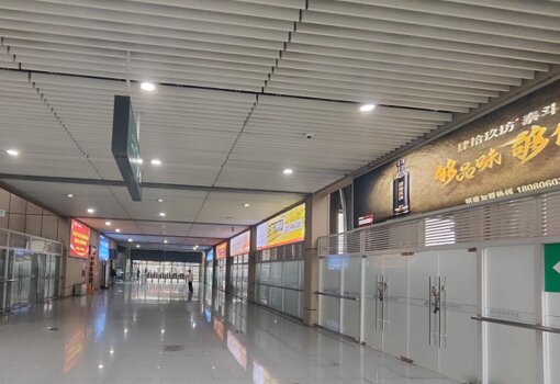 第一戶外傳媒-眉山東站-出站通道墻面燈箱