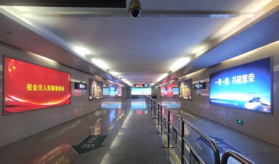 第一戶外傳媒-彭山北站-進出站通道墻面燈箱