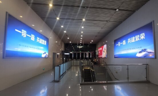 第一戶外傳媒-彭山北站-出站廳墻面燈箱