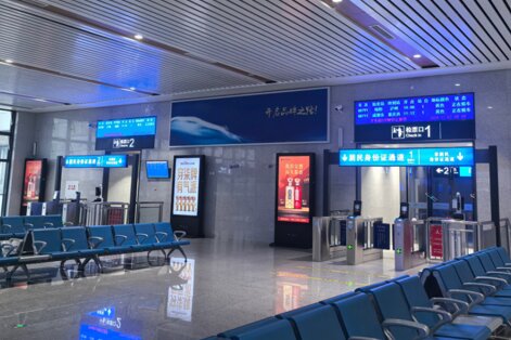 第一戶外傳媒-白馬北站-候車廳兩側(cè)墻面燈箱