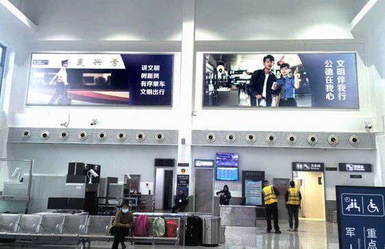 第一戶外傳媒-朝天站-候車廳墻面燈箱