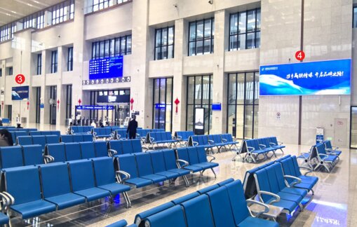 第一戶外傳媒-富順站-候車大廳檢票口兩側墻面燈箱 