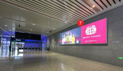 第一戶外傳媒-富順站-出站廳檢票口墻面燈箱