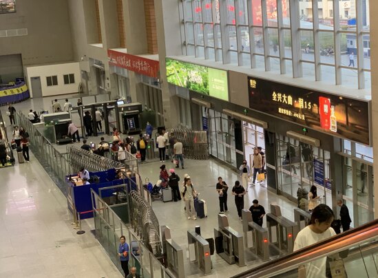 第一戶外傳媒-廣元站-進站檢票口上方燈箱