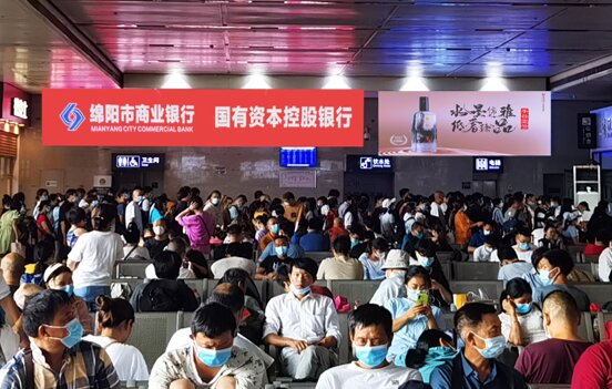 第一戶外傳媒-廣元站-一樓候車大廳墻面燈箱 