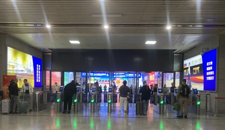 第一戶外傳媒-廣元站-出站通道墻面燈箱