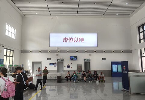 第一戶外傳媒-江油北站-候車廳兩側墻面燈箱