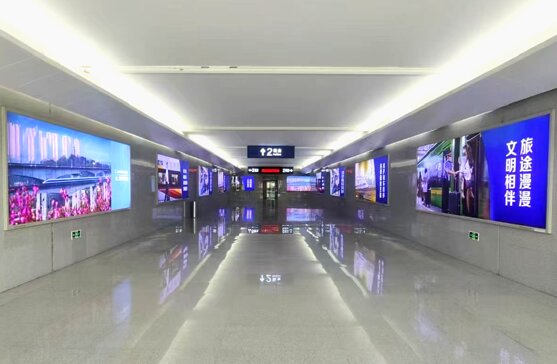 第一戶外傳媒-江油北站-進出站通道墻面燈箱