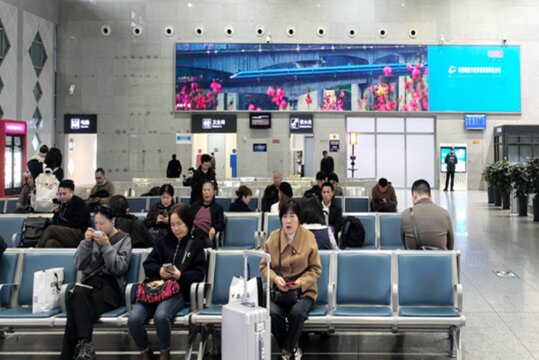 第一戶外傳媒-江油站-二樓候車大廳兩側墻面燈箱 