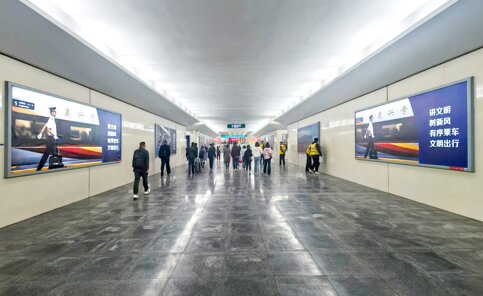 第一戶外傳媒-江油站-出站通道墻面燈箱