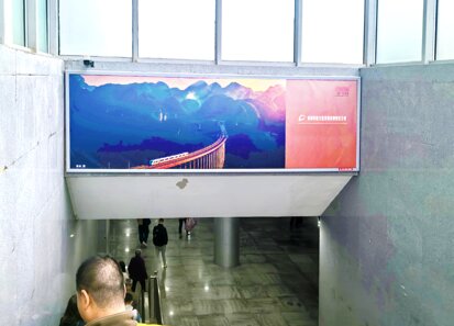 第一戶外傳媒-江油站-進出站通道楣頭燈箱