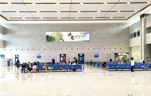 第一戶外傳媒-瀘縣站-候車廳兩側墻面燈箱