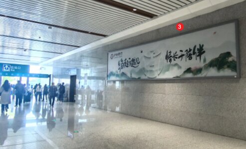 第一戶外傳媒-瀘縣站-出站廳檢票口兩側墻面燈箱