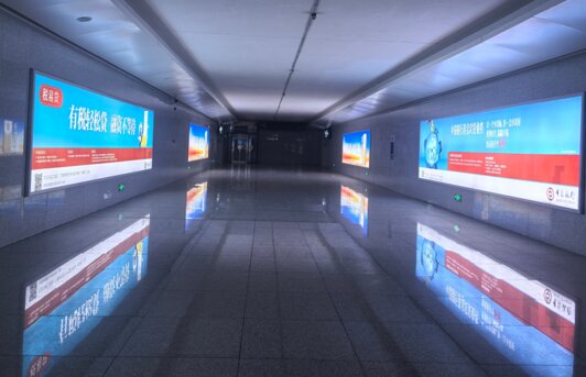 第一戶外傳媒-內江東站-進出站通道墻面燈箱 第一戶外傳媒-內江東站-進出站通道墻面燈箱