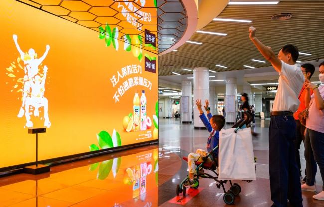 廣州地鐵公園前站LED大屏廣告
