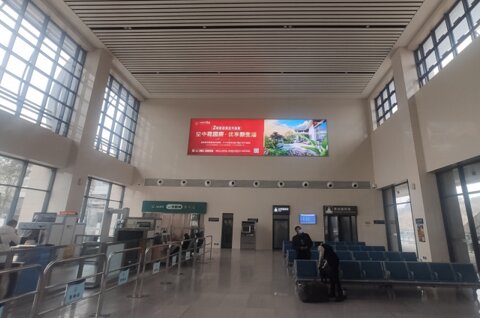 第一戶外傳媒-青神站-候車廳墻面燈箱