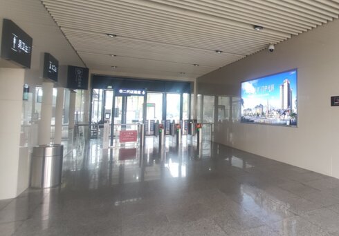 第一戶外傳媒-青神站-出站廳墻面燈箱