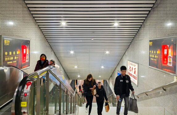 第一戶(hù)外傳媒-雙流機(jī)場(chǎng)站-進(jìn)站步梯墻面燈箱 第一戶(hù)外傳媒-雙流機(jī)場(chǎng)站-進(jìn)站步梯墻面燈箱