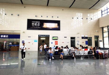 第一戶外傳媒-新都東站-候車廳兩側墻面燈箱 第一戶外傳媒-新都東站-候車廳兩側墻面燈箱