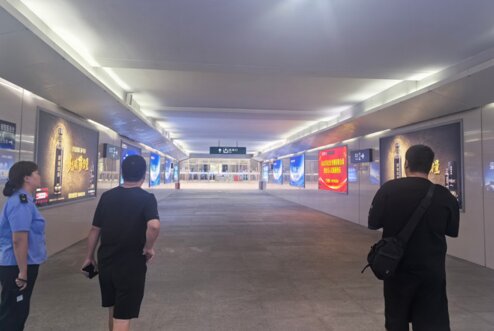 第一戶外傳媒-新都東站-出站通道兩側墻面燈箱 第一戶外傳媒-新都東站-出站通道兩側墻面燈箱