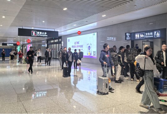 第一戶外傳媒-自貢站-出站通道墻面燈箱