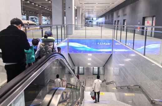 第一戶外傳媒-自貢站-出站站臺層楣頭燈箱