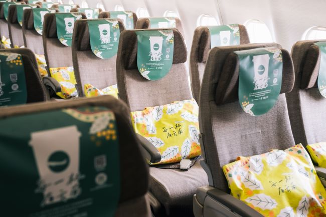 東方航空飛機客艙內座椅頭枕巾廣告