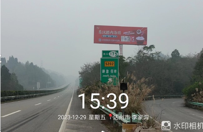 達州達萬高速方向右側三面高速立柱大牌廣告