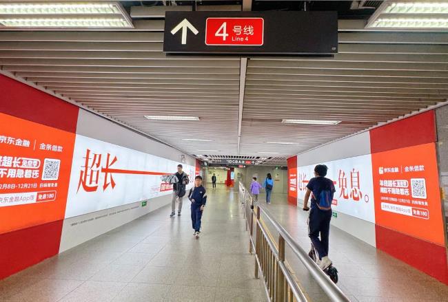 深圳地鐵三號線四號線換乘通道墻面廣告的規模化展示策略