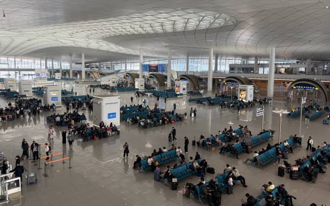 杭州西站候車大廳風柱燈箱廣告