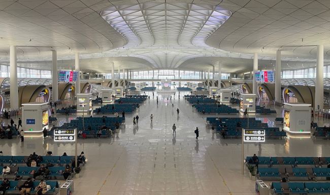 杭州西站候車大廳風柱燈箱廣告