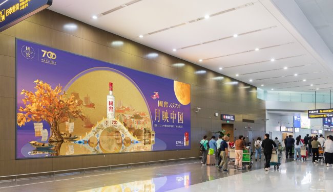 立足青島機(jī)場(chǎng)門戶的到達(dá)行李廳大型燈箱廣告投放策略