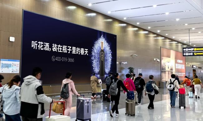 青島膠東機(jī)場(chǎng)到達(dá)行李廳墻面大型燈箱廣告