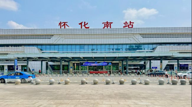 懷化南站南進站口戶外門楣LED大屏廣告