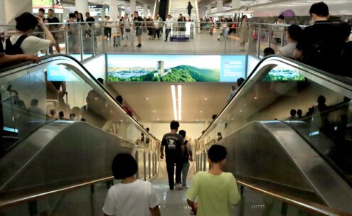 第一戶外傳媒-杭州西站-東西兩側(cè)出站扶梯楣頭燈箱 