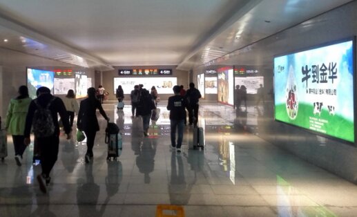 第一戶外傳媒-金華南站-進出站通道燈箱