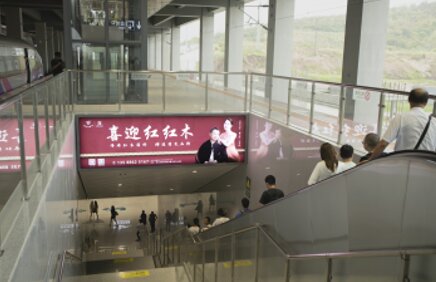 第一戶外傳媒-橫店站-下站臺門楣燈箱