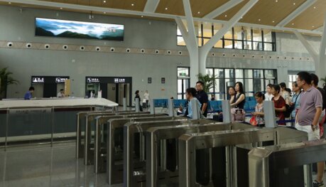 第一戶外傳媒-磐安站-候車廳墻面燈箱