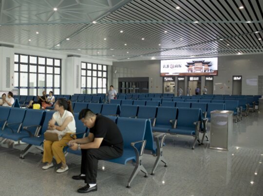 第一戶外傳媒-浦江站-候車廳墻面燈箱