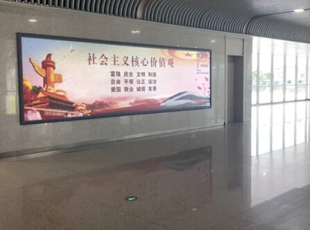 第一戶外傳媒-桐廬東站-出站通道墻面燈箱