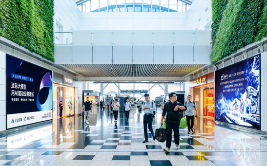 第一戶外傳媒-廣州白云機場-T2國內出發安檢區通道燈箱廣告
