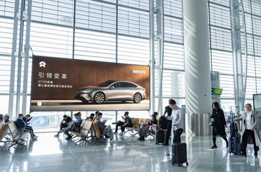 第一戶外傳媒-廣州白云機場-T2國內出發到達混流區燈箱廣告