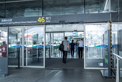 第一戶外傳媒-廣州白云機場-T2玻璃防撞條廣告