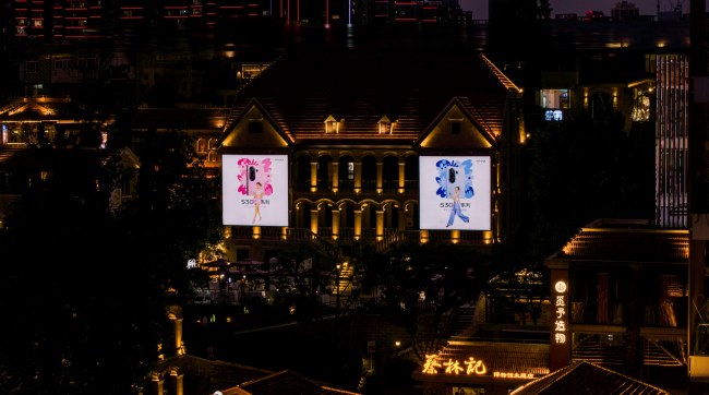 武漢曇華林歷史文化街區(qū)-藝術(shù)中心大樓大牌燈箱廣告