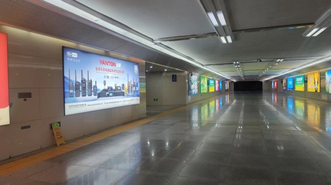 泉州站出站通道兩側墻面燈箱廣告的視覺長廊效應