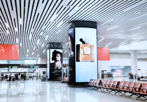 第一戶外傳媒-廣州白云機場-T2國際行李提取區中央巨型包柱燈箱