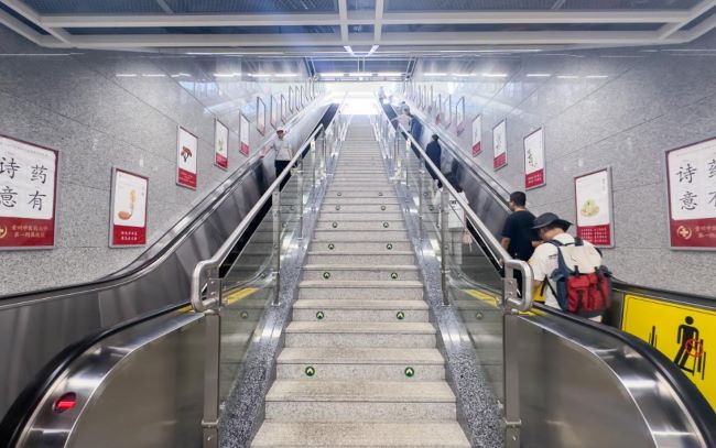 貴陽(yáng)地鐵扶梯運(yùn)行過(guò)程中兩側(cè)梯牌廣告的伴隨式品牌溝通